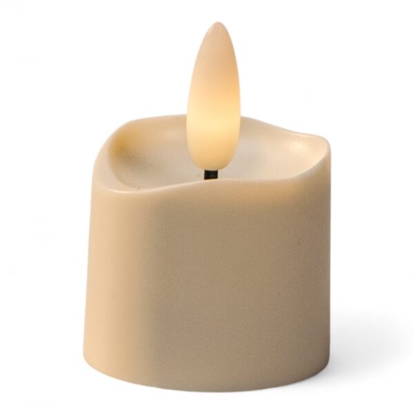 Home 10 Et beige flammeløst LED-lys med et buet design med smeltede kanter og en glødende kunstig flamme, vist mod en almindelig hvid baggrund.