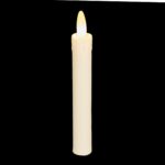 Et slukket genopladeligt LED-dinerlys DORSETTO 150 mm (løst) i cremefarve står lodret mod en sort baggrund, hvor den flammeformede top ligner et traditionelt stearinlys.