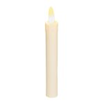 Det genopladelige LED-dinerlys DORSETTO 150 mm (løst) er et enkelt, cremefarvet, flammeløst lys med en gul-orange LED-flamme, glat overflade og subtile voksdetaljer, fotograferet på hvid baggrund.