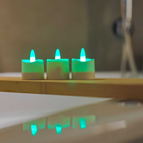 Sæt med 6 genopladelige, farveskiftende RGB LED-fyrfadslys med opladebase, fjernbetjening, 6 frostede holdere og strømadapter – vandtæt design.