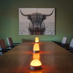 Træbord med tre DORSETTO genopladelige LED-bordlamper (105 timer, vandtætte) i grøn marmoreret trælook med fjernbetjening i moderne interiør