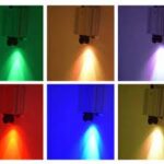 LED-stjernehimmel RGB i høj kvalitet med fjernbetjening, der projicerer farverige lyspletter på hvid væg i forskellige farver