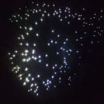 Stjerneeffekt skabt af LED-stjernehimmel RGB i høj kvalitet med 180 stjerner mod mørk baggrund