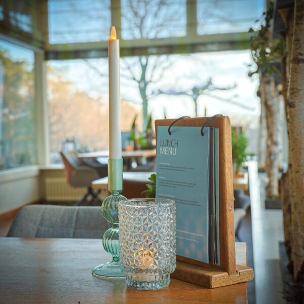 dorsetto kaarsen met menukaart in restaurant