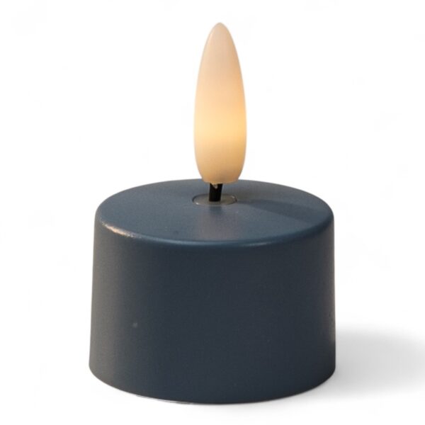 Giv dit interiør et moderne udtryk med dette genopladelige fyrfadslys i Stone Blue No. 86. Realistisk flammeeffekt, dæmpnings- og timerfunktion samt brændetid op til 400 timer pr. opladning. Sikkert, bæredygtigt og nemt at oplade.