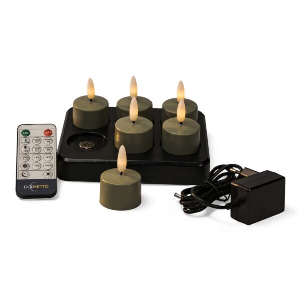 Sæt med 6 olivengrønne LED-fyrfadslys med fjernbetjening, op til 400 timers brændetid, på en sort opladningsbase med adapter – præsenteret på hvid baggrund.